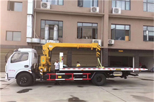 红河附近汽车轮胎更换